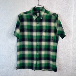 Patagonia Men's Short Sleeve Button-Up Plaid Shirt Size Medium